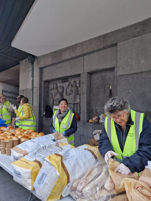 Les Samaritains :: Toute l’année, nous distribuons des repas aux personnes sans domicile Les Samaritains :: Toute l'année, nous distribuons des repas aux personnes sans domicile
