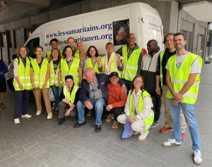 Les Samaritains :: l'équipe des bénévoles qui distribue des repas aux personnes sans domicile, été comme hiver