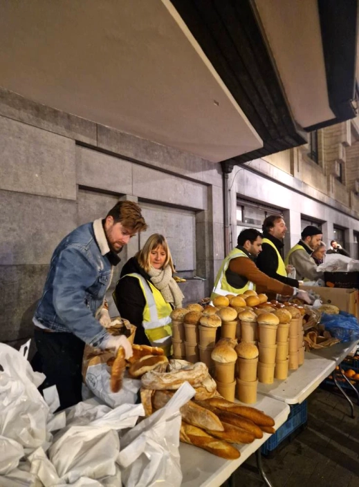 Chaque mardi de l’année, les samaritains distribuent des repas aux personnes sans abris et précarisées. Chaque mardi de l'année, les samaritains distribuent des repas aux personnes sans abris et précarisées.