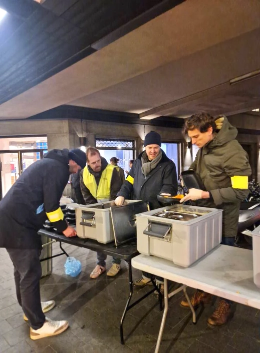 Chaque mardi de l’année, les samaritains distribuent des repas aux personnes sans abris et précarisées. Chaque mardi de l'année, les samaritains distribuent des repas aux personnes sans abris et précarisées.