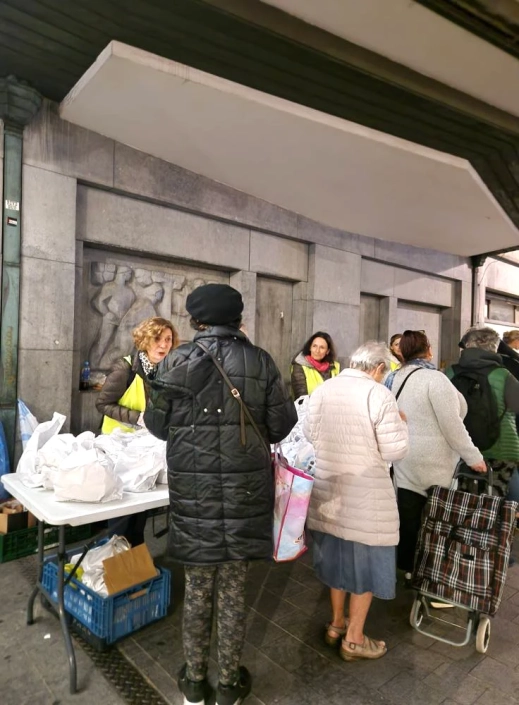 Chaque mardi de l’année, les samaritains distribuent des repas aux personnes sans abris et précarisées. Chaque mardi de l'année, les samaritains distribuent des repas aux personnes sans abris et précarisées.
