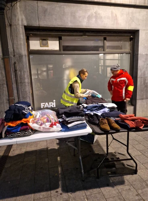 Chaque mardi de l’année, les samaritains distribuent des repas aux personnes sans abris et précarisées. Chaque mardi de l'année, les samaritains distribuent des repas aux personnes sans abris et précarisées.