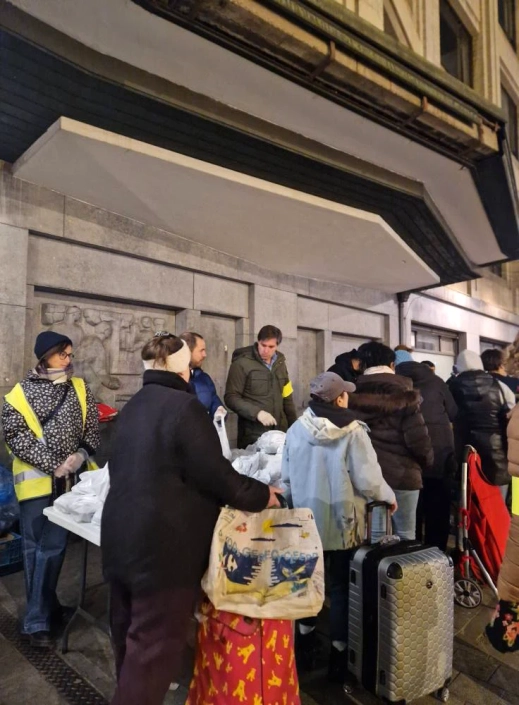 Chaque mardi de l’année, les samaritains distribuent des repas aux personnes sans abris et précarisées. Chaque mardi de l'année, les samaritains distribuent des repas aux personnes sans abris et précarisées.