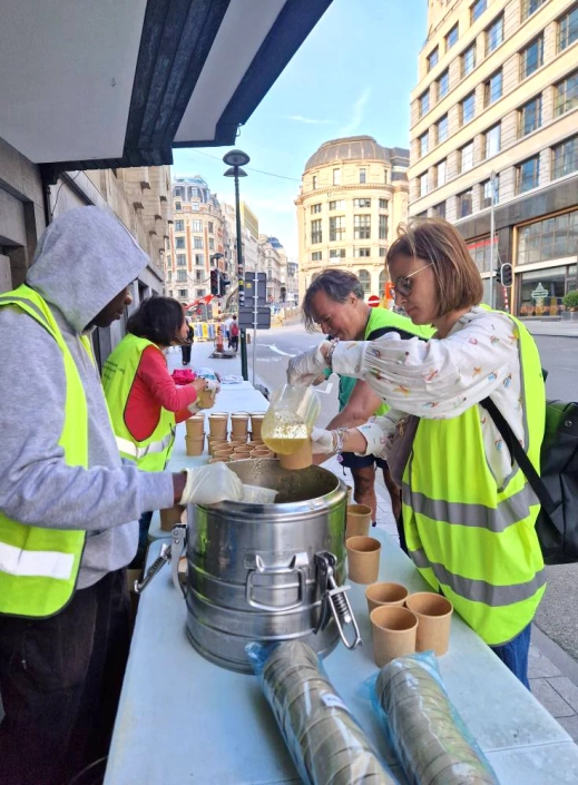 Chaque mardi de l’année, les samaritains distribuent des repas aux personnes sans abris et précarisées. Chaque mardi de l'année, les samaritains distribuent des repas aux personnes sans abris et précarisées.