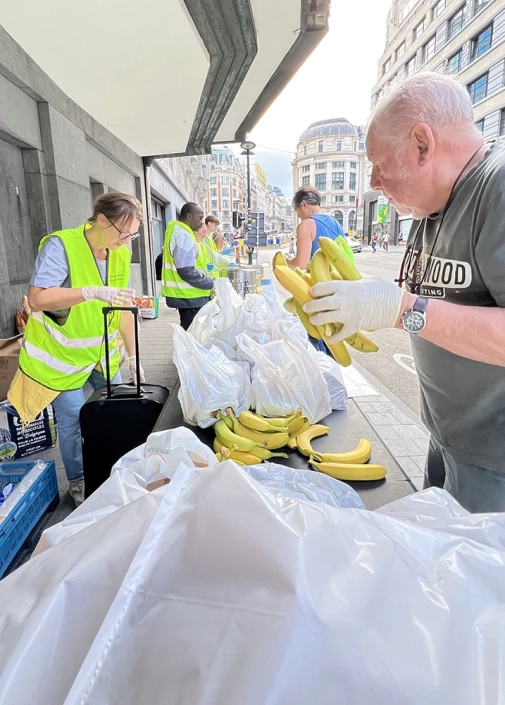 Chaque mardi de l’année, les samaritains distribuent des repas aux personnes sans abris et précarisées. Chaque mardi de l'année, les samaritains distribuent des repas aux personnes sans abris et précarisées.