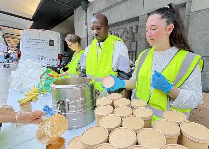 Chaque mardi de l’année, les samaritains distribuent des repas aux personnes sans abris et précarisées. Chaque mardi de l'année, les samaritains distribuent des repas aux personnes sans abris et précarisées.