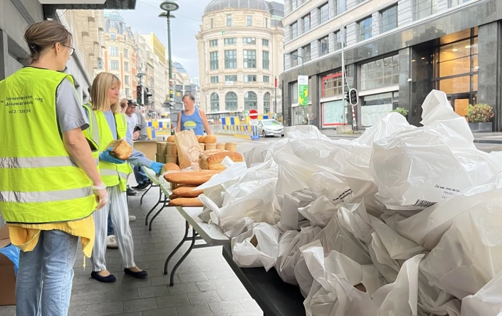 Chaque mardi de l’année, les samaritains distribuent des repas aux personnes sans abris et précarisées. Chaque mardi de l'année, les samaritains distribuent des repas aux personnes sans abris et précarisées.