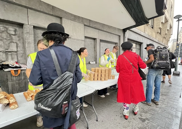 Chaque mardi de l’année, les samaritains distribuent des repas aux personnes sans abris et précarisées. Chaque mardi de l'année, les samaritains distribuent des repas aux personnes sans abris et précarisées.