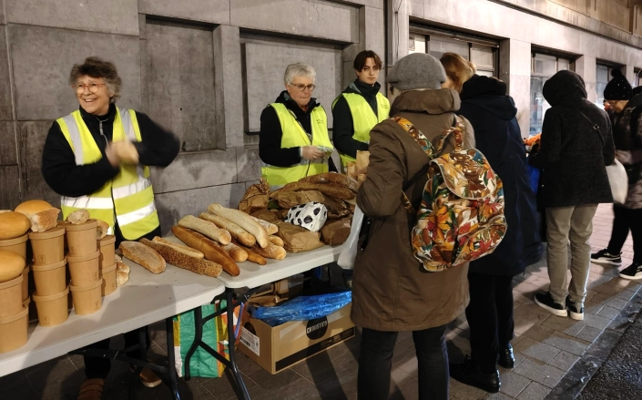 Chaque mardi de l’année, les samaritains distribuent des repas aux personnes sans abris et précarisées. Chaque mardi de l'année, les samaritains distribuent des repas aux personnes sans abris et précarisées.